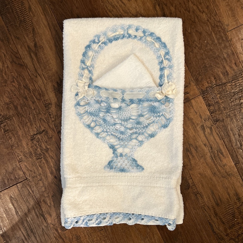 VTG White Bath Towel Crocheted Blue Basket / Crochet Edge 44x22" w/ Washcloth